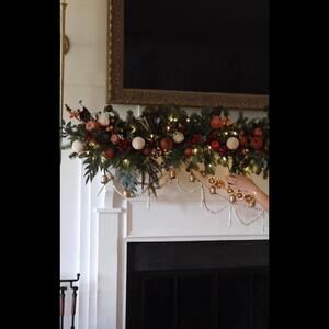 12 APPLES CHRISTMAS ORNAMENTS IN BOX.